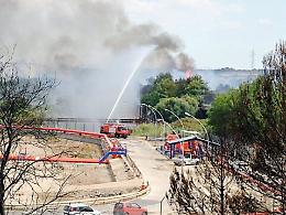 Fuoco e fiamme minacciano lo stabilimento Esso