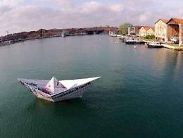 Alla Biennale di Venezia la barca Lampedusa di Vik Muniz