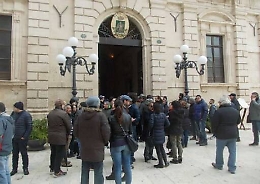 &laquo;Buffoni, ladri, dimettetevi&raquo; a Siracusa consiglieri nella bufera