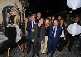 Ed &egrave; polemica per la foto di Bianco con il gestore della discoteca