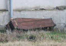 Una bara con resti ossei abbandonata nel Catanese