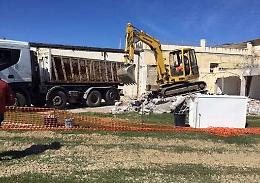 Abusivismo a Catania, ruspe al lavoro per abbattere edifici al Lido Università