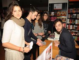 Fan in delirio alla Feltrinelli per il firma-copie di Lorenzo Fragola