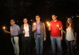 Flash mob in Viale Tirreno illuminato con delle candele