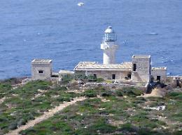 Faro di Capo Murro di Porco abbandonato e invaso dai rifiuti