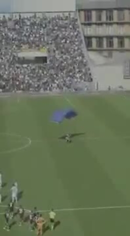 Sassuolo Inter, paracadutista atterra in mezzo al campo