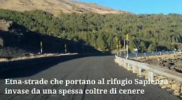 Cenere, le strade dell'Etna ricoperte da una coltre nera di sabbia vulcanica