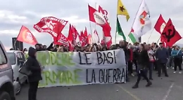 Sigonella, corteo pacifista davanti la base militare per dire no alla guerra