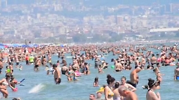 Catania, gli inevitabili assembramenti sulla spiaggia della Plaia: il video