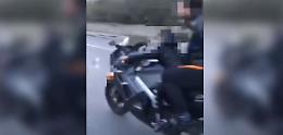 A 8 anni guida la moto senza casco: video sui social e scatta la multa