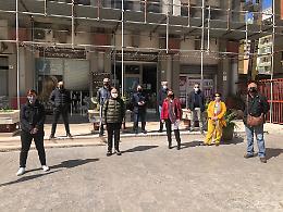 Covid, a Palermo parrucchieri, barbieri ed estetiste scendono in strada