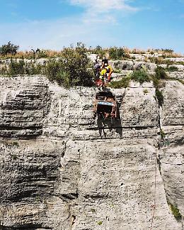 Climbing lungo le falesie di S. Vito Lo Capo per raccogliere rifiuti
