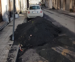 Giarre (Ct): parcheggio disabili coperto da un cumulo di cenere vulcanica
