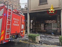 Catania: fuoco in un ex supermercato, paura in un palazzo di dieci piani
