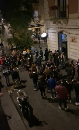 Catania, in via Gemmellaro movida resta sorda alle regole: arriva la Polizia