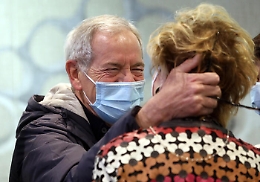 Vaccini, Bertolaso: «Dal 2 giugno in Lombardia dosi a giovani dai 16 anni in su»