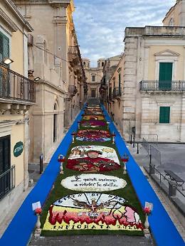 A Noto l'Infiorata della ripartenza dedicata a Dante