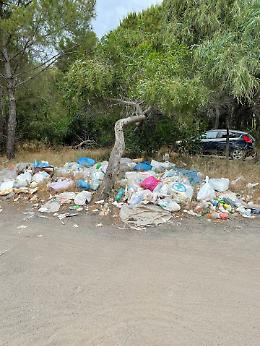 Fiumefreddo (Ct), Marina di Cottone: spettacolo scandaloso