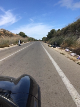 Marina di Ragusa Contrada Gattimeli : rifiuti in strada
