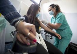 Vaccini, esperti sconsigliano AstraZeneca e J&amp;J per i giovani: «Meglio usare altro»