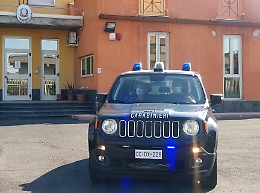 Non si fermano all'alt e cercano di speronare l'auto dei carabinieri: arrestati due giovani