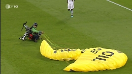 Francia Germania, paracadutista plana sullo stadio: ecco il video
