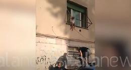 La madre dorme, bimba di due anni in bilico dalla finestra salvata da polizia