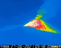 L'Etna torna a calmarsi ma la nube eruttiva resta alta