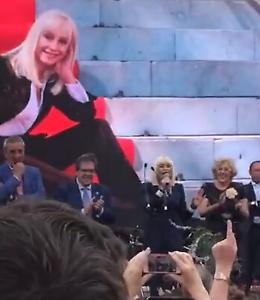 Raffaella Carrà a Madrid nel 2017 con Enzo Bianco e l'ambasciatore italiano Sannino