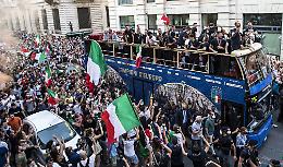 Da Mattarella a Draghi fino al bus scoperto: la sfilata dell'orgoglio azzurro