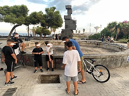 Catania, pericoloso tombino scoperchiato in piazza Europa