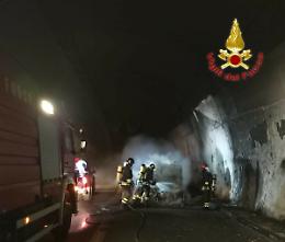 Panico dentro galleria lungo A20: auto prende fuoco e persone intossicate dal fumo