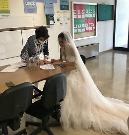 Scuola, va a firmare incarico per docenza in abito da sposa: «Rischiavo di perdere un anno di lavoro»