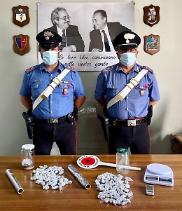 Nascondeva la droga sotto le pietre: uno spacciatore arrestato ed un denunciato