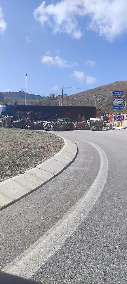 Camion si ribalta lungo il viadotto Petrulla: ferito il conducente