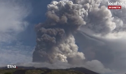 Sull'Etna fontana di lava oltre cenere e boati: &egrave; nuovo parossismo