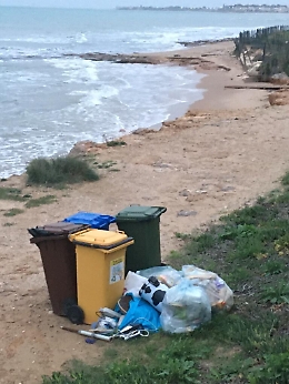 Marina di Ragusa: l'estate è finita ma i rifiuti sono ancora la