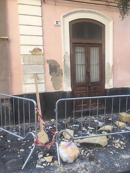Catania: crollo balcone in via Capuana, i calcinacci sono ancora là
