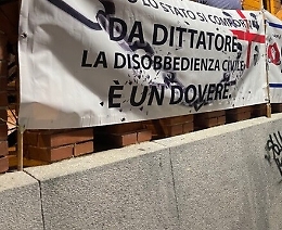 Danni e minacce da attivisti no-vax: 29 perquisiti dalla Polizia Postale