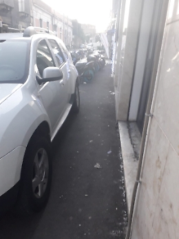 Incivilt&agrave; a Catania: mezzi parcheggiati sul marciapiede in via S. M. della Catena