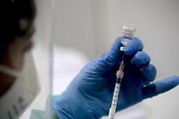 Omicron, in Italia vaccino già pronto: test sull'uomo la prossima primavera