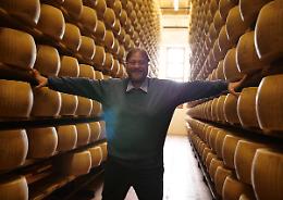 Spot sul Parmigiano Reggiano scatena un "inferno" sui social: sarà cambiato