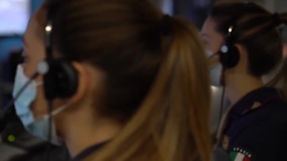 Gli auguri della Polizia: una pallina di Natale sugli abeti delle piazze pi&ugrave; importanti d'Italia