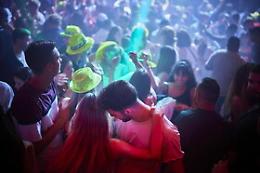 Covid, i divieti di Capodanno (e non solo): niente feste in piazza e discoteche chiuse