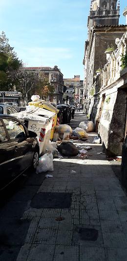 Catania: P.zza Cavour dopo la raccolta rifiuti