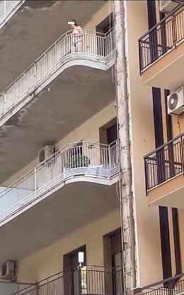 Si affaccia in mutande dal balcone in via Etnea e lancia in strada di tutto