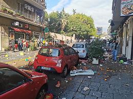 Getta vasi dal balcone in via Etnea: le foto del "disastro"