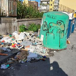 Catania: cumuli di rifiuti di ogni genere da 4 mesi