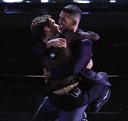 Mahmood &amp; Blanco in testa con "Brividi"