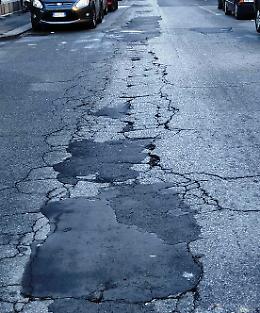 Via E. D’Angiò sale la protesta: "Strada comunale dissestata e pericolosa"